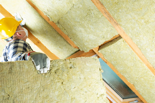 image of an insulation contractor removing asbestos insulation