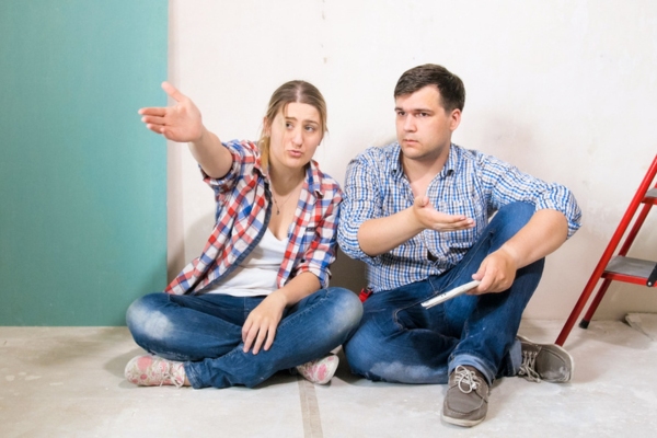 couple discussing insulation options during home construction